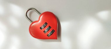 Aşk kilitli kalp şeklindeki asma kilit bağlılığı sembolize eder.