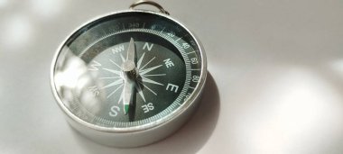 Dışarıdaki pusula üzerinde gezinirken masa içi seyahat ekipmanları içinde hava perspektifi macera konsepti