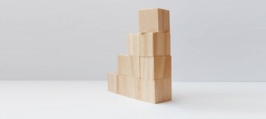 Karton kutuların toplanma süreci depo ürün fotoğrafçılığı minimalist göz seviyesindeki lojistik konsept