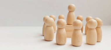 Ahşap heykelcikler arasında grup tartışması nötr arka plan kavramsal sanat minimalist tasarım yakın çekim takım dinamikleri