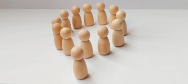 Dairesel düzenleme minimalist bir ahşap figürler grubu, sanatsal ekran stüdyo ortamını tepeden tırnağa gösteriyor.