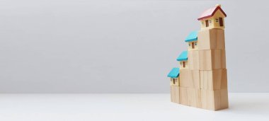 Ahşap bloklu yaratıcı yapılar inşa etmek minimalist stüdyo fotoğrafçılığını kapalı alanda göz seviyesinde çocuk gelişimi ile engelliyor.