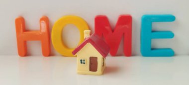 Konforlu yaşam alanları için ev dekorasyonu ipuçları modern iç görüntü parlak çevre yakın görünüm konfor ve tarz