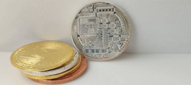 Kripto para birimi yatırım stratejisi dijital finans madeni para koleksiyonu modern ofis kapanış zenginlik yönetimi