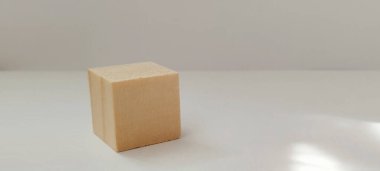 Minimalist bir yüzeyde basit bir küpün dinamik dönüşü 3d görselleştirme temiz çevre sanatsal perspektif