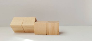 Eğitimsel oyun için ahşap blokların yaratıcı istiflenmesi asgari tasarım öğrenme deneyimini canlandırıyor