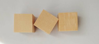 Ahşap küp, modern mekanlar için basit estetik görünümünün üzerinde minimalist ev dekorasyonu nötr arkaplan blokları