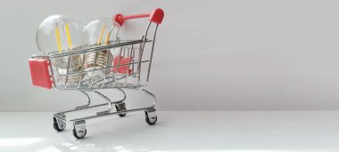 Ampullerle dolu alışveriş arabası modern kapalı mekan dekor ürün fotoğrafçılığı minimal tasarım yaratıcı konsept