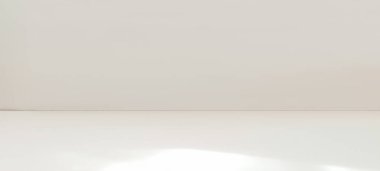 Renkli nesnelerle dinamik aksiyon sahnesi. Stüdyo fotoğrafçılığı. Minimalist arka plan.