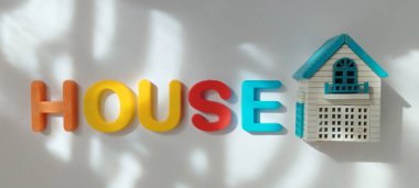 Duvarda gösterilen renkli ev dekorasyonu yaratıcı çevre perspektifi