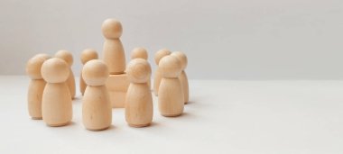 Tahta figürlerin liderleri minimalist stüdyo kavramsal sanat sakin çevre ekip dinamikleri