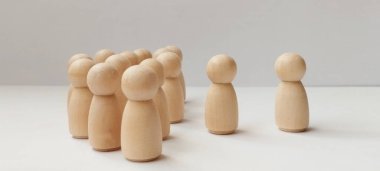 Grup dinamikleri ve liderlik etkileşimi stüdyosu ahşap figürler belirliyor. Minimalist çevre yakından bakış açısı