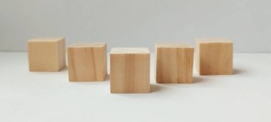 Minimalist yüzeydeki ahşap küplerin yaratıcı düzenlemesi. Hayat fotoğrafçılığı modern estetik.