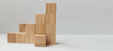 Minimalist stüdyo ahşap oyuncaklar tarafsız arka plan sanatsal perspektif büyüme kavramının yapı taşları