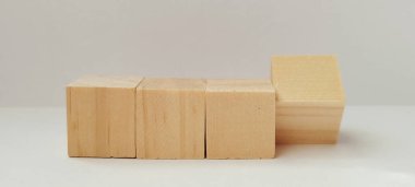 Basit ahşap bloklar hazırlamak atölye çalışması fotoğrafçılık minimalist yukarıdan aşağıya görünüm yaratıcılığı başlatıyor