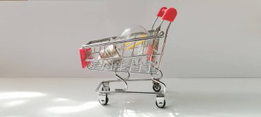 Alış veriş arabası cam nesneleri sergiliyor. Minimalist stüdyo fotoğrafçılığı modern yakın çekim ürün vitrini ayarlıyor.