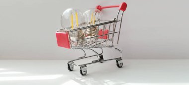 İçecekler için mini market arabasıyla alışveriş deneyimi modern mutfak ürünü fotoğrafçılığı parlak çevre tüketimi kapatıyor