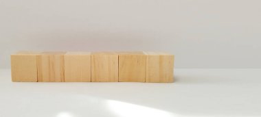 Ahşap bloklama etkinliği kapalı alan içinde eğitim içeriği minimalist çevre tepeden tırnağa beceri geliştirme