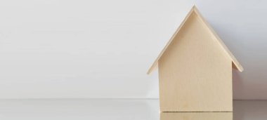 Ahşap modellerle rahat bir ev atmosferi yaratmak. İç dizayn ürünü sergilenen minimalist yakın çekim rahatlığı.