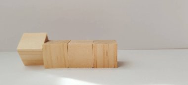 Oyun odasındaki ahşap bloklarla yaratıcılık inşa etmek eğlenceli eğitim içeriği minimalist tasarım tepeden tırnağa hayal gücü geliştirme