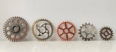 Sıralı endüstriyel mekanik dişliler makro fotoğrafçılığı ayarlıyor. Detaylara odaklanılıyor.