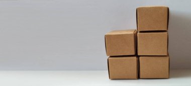 Teslimat kutuları ev yapımı ürün fotoğrafçılığı minimal tarz yakın çekim e-ticaret konsepti