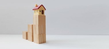 İçinde ahşap bloklar olan yaratıcı bir minyatür ev inşa etmek oyuncu konsept minimalist tasarım.