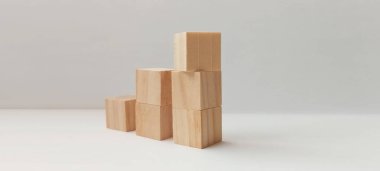 Minimalist stüdyo tahta küpler halinde istiflenmiş yapı taşları modern tasarım tarafsız arkaplan düzenliyor.