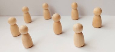 Ahşap figürler arasındaki grup tartışması, minimalist stüdyonun kavramsal sanatı nötr tonları yakın plan toplum çatışması