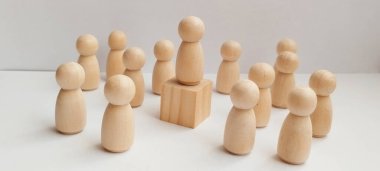 Ahşap figürler arasında grup tartışması yaratıcı kavramı liderlik dinamiğine odaklıyor