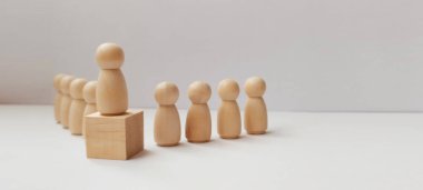 Takım üyelerine hitap eden lider ofis ortamı iş toplantısı işbirliği motivasyon konuşmasına odaklanıyor