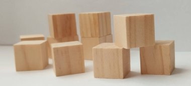 Sanatsal oluşum minimalist stüdyoda yığılmış yaratıcı ahşap bloklar.