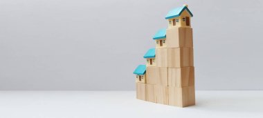 Kapalı alanda oyun yapıları inşa etmek ahşap oyuncaklar minimalist tasarım göz seviyesinde yaratıcı öğrenme kavramları