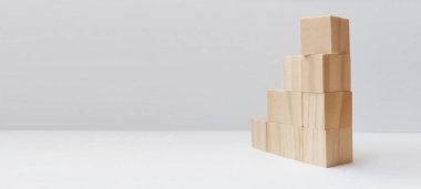 Mukavva kutular ofis alanı ürün düzenleme minimalist çevre görünümü verimli depolama çözümleri düzenleniyor