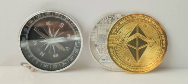 Tarafsız bir arkaplanda pusula ve ethereum para ile kripto para eğilimlerini izlemek