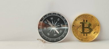 Kripto para eğilimlerinde gezinen bitcoin ve pusula sembolizmi dijital finans kapalı mekanda yakın çekim keşifleri