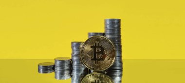 Kripto para birimine yatırım yapmak bitcoin ve sarı arka plan finansal konseptine istiflenmiş madeni paralar modern çevre yakın görüntüsü