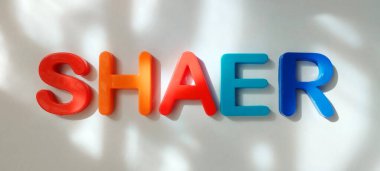 Yaratıcı renkli harfler modern ofis alanı grafik tasarımı parlak çevre yakın görünüm markalaşma kavramı