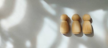 Doğal ışık minimalist kompozisyonu içinde ahşap heykelcikler ev içi sanatsal perspektif