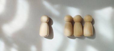 Tahta figürler, minimalist stüdyo kavramsal sanat, yukarıdan aşağıya aydınlatma, birlik ve çeşitlilik.