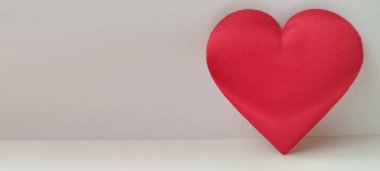 Aşkın kutlanması kalp şeklinde dekorasyon kapalı mekanda hayat fotoğrafçılığı minimal tasarım yakın plan romantik konsept