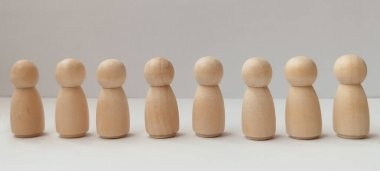 Tahta heykelcikler düzenleme stüdyosu Minimalist sanat nötr arka plan yakın plan sanat kavramı