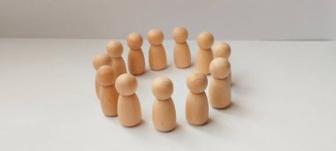 Ahşap figürlerle ortak grup tartışması etkileşim yaratıcı konsepte odaklanan minimalist stüdyo