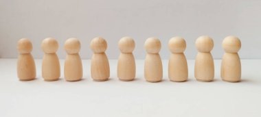 Tahta heykelcikler nötr arkaplan nesnesi minimalist çevre göz seviyesi sanatsal konseptini sergiler