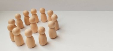 Grup tartışma atölyesi kapalı alanda ahşap heykelcikler işbirlikçi çevre tepeden tırnağa görünüm ekibi oluşturma kavramları