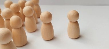 Toplumsal etkileşimi temsil eden ahşap heykel grubu yaratıcı fotoğrafçılık minimalist tarzını ayarlıyor