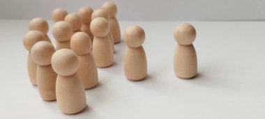 Grup dinamikleri ahşap figürlerin sosyal etkileşimi minimalist stüdyo fotoğrafçılığının nötr arka plan yakın plan kavramsal keşifleri