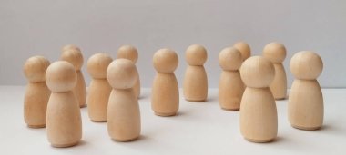 Tahta heykelciklerden oluşan kollektif birleşme minimalist kurulum natürmort yaşam fotoğrafçılığı tarafsız arka plan yakın perspektif