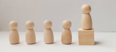 Liderlik gelişimi ahşap figürler büyüme minimalist stüdyo yaratıcı içerik tarafsız arka planı sembolize ediyor