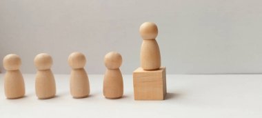 Eylem tahtasındaki liderlik takım dinamiklerini temsil eden minimalist kavramsal perspektif kurma